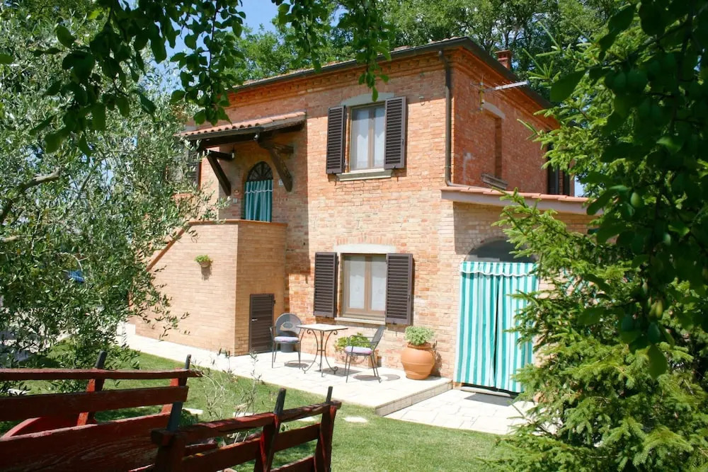 Wonderful Private Villa With Private Pool, TV, Pets Allowed and Parking, Close to Montepulciano