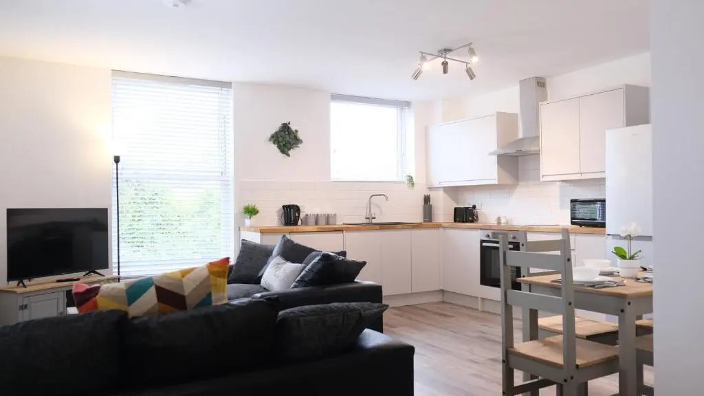 Unique FAMILY&Contractors Apartment with Private Parking + Central Bedford