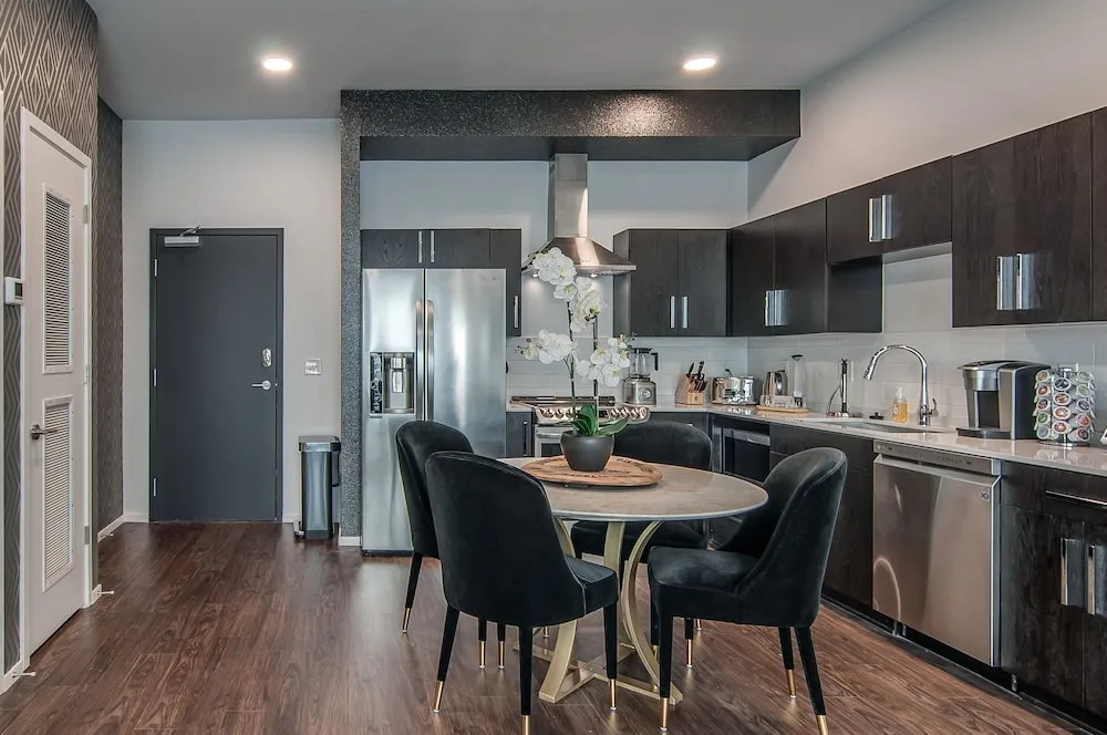 Illume All-suite Corner Unit Overlooking Pool 2 Bedroom Condo