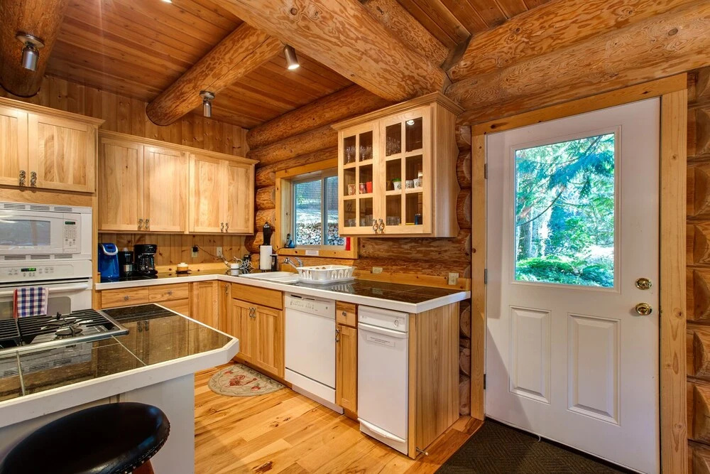 Snowline Cabin #33 - A Stunning Family Log Home With a Hot Tub and Wifi!