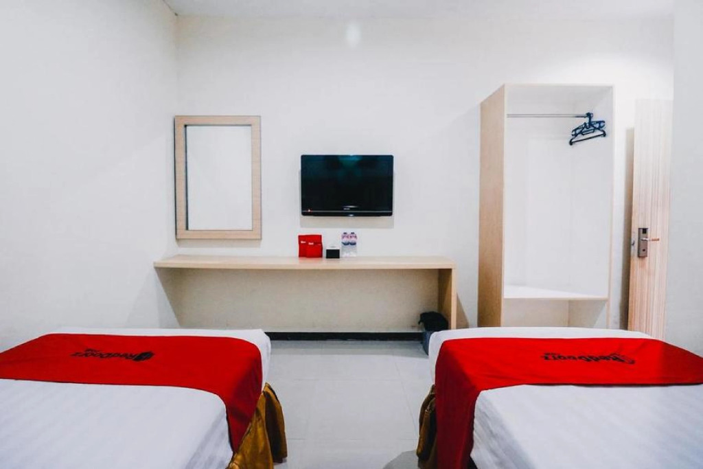 RedDoorz Plus near Sultan Hasanuddin Airport