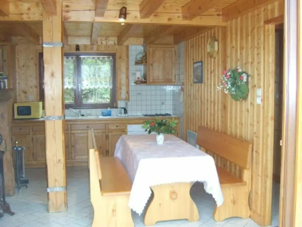 Chalet de Montagne Chaleureux avec Cheminée, Terrasse et Proche Ski - FR-1-589-2