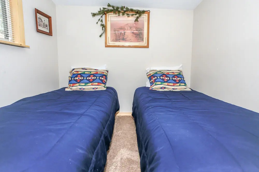 Knotty Knight- Walking distance to the lake as well as the Village