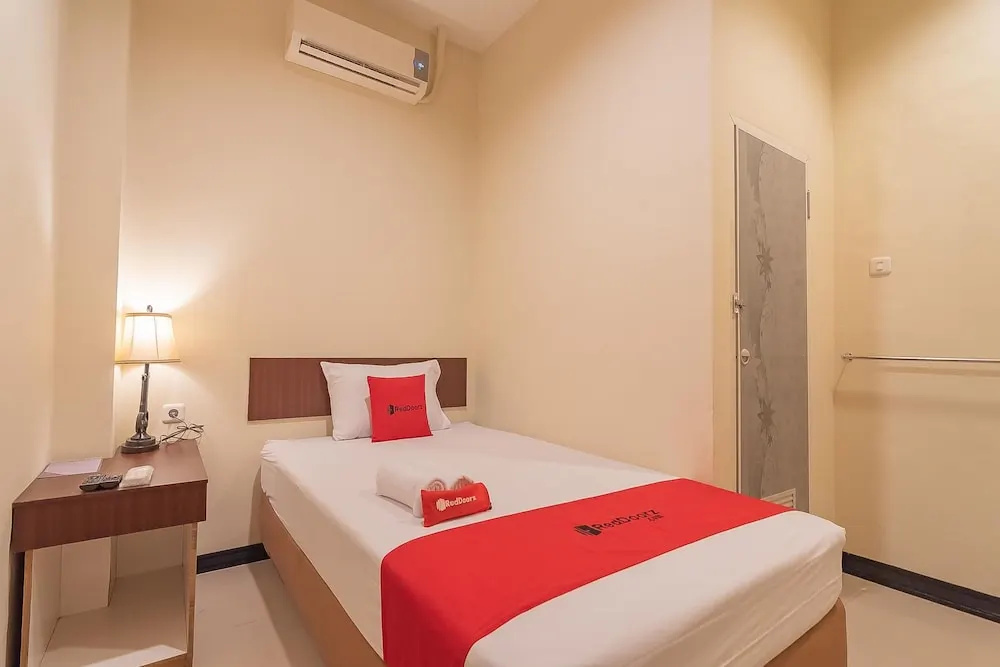 RedDoorz at H Agus Salim Street Pontianak