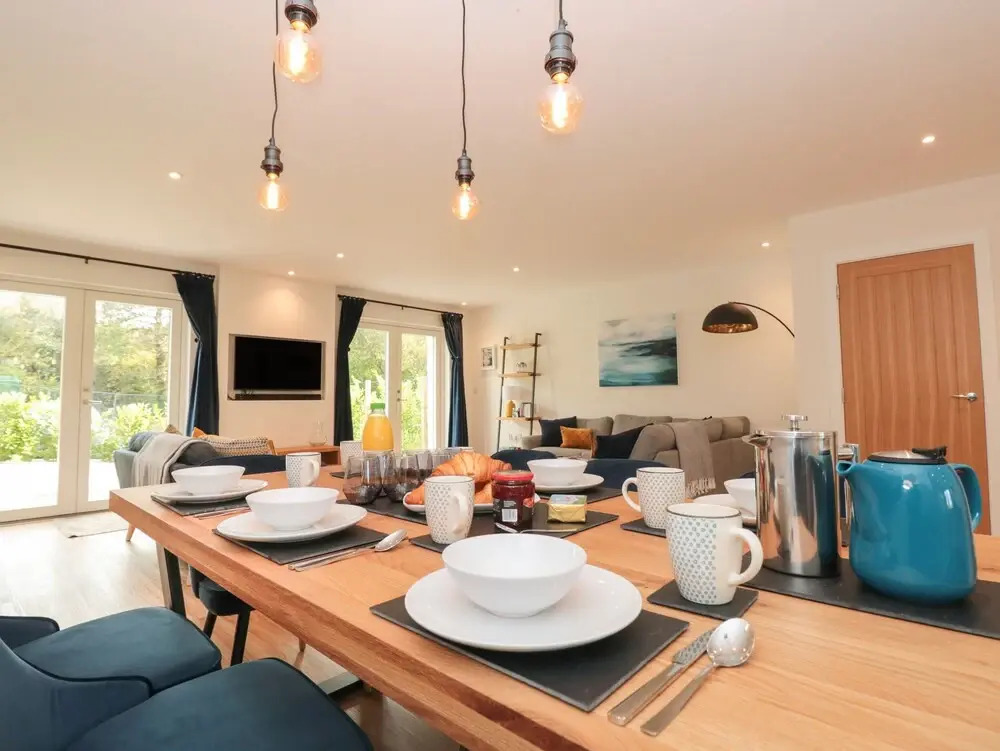 4 Court Terrace, Hillfield Village