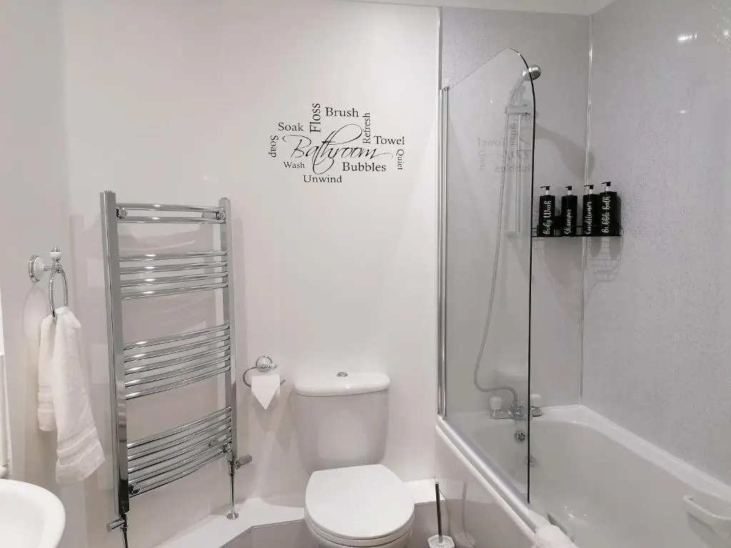 Luxury Modern 2 Bed Apartment, FREE UNDERCROFT PARKING 2,1m max