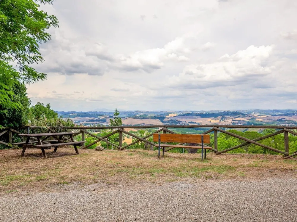 Spacious Tuscany Retreat