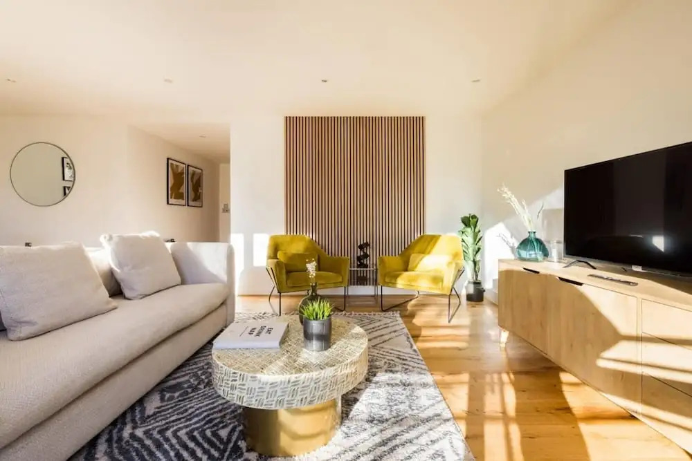 The Crystal Quarters - Modern Bright 2bdr Apartment