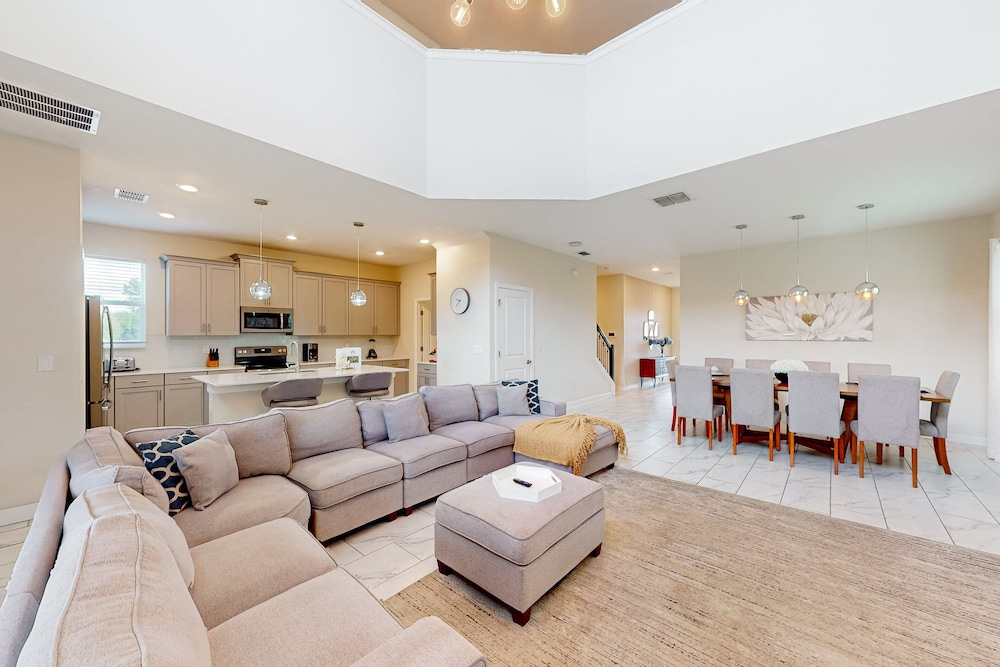 Luxury Home With a Private Pool & Game Room - Resort Amenities, Great Location