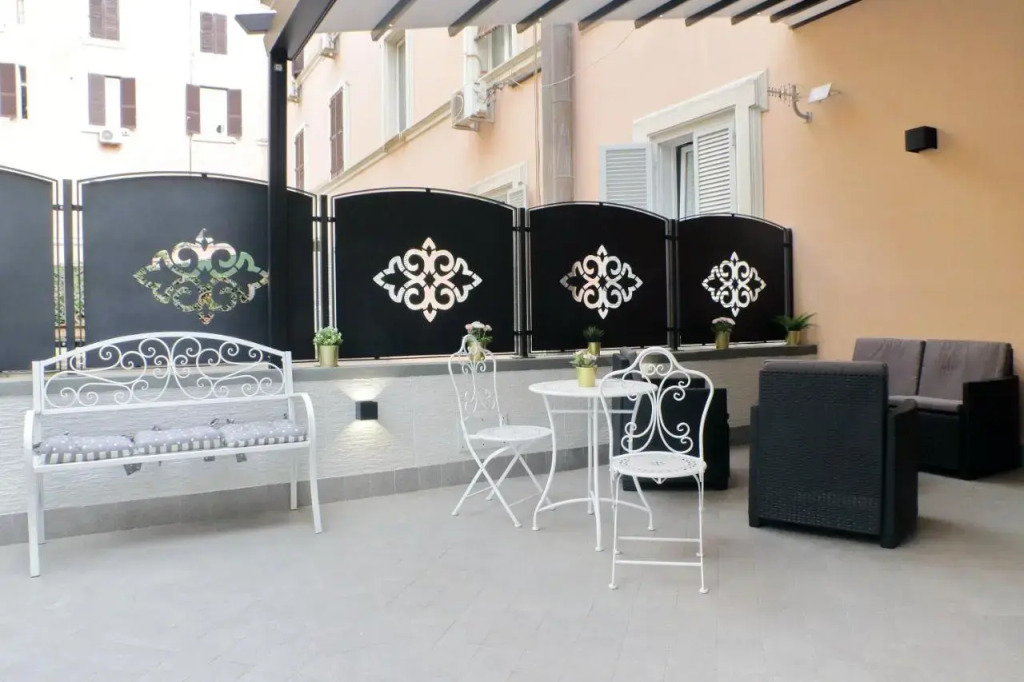 Roman Holiday Suites