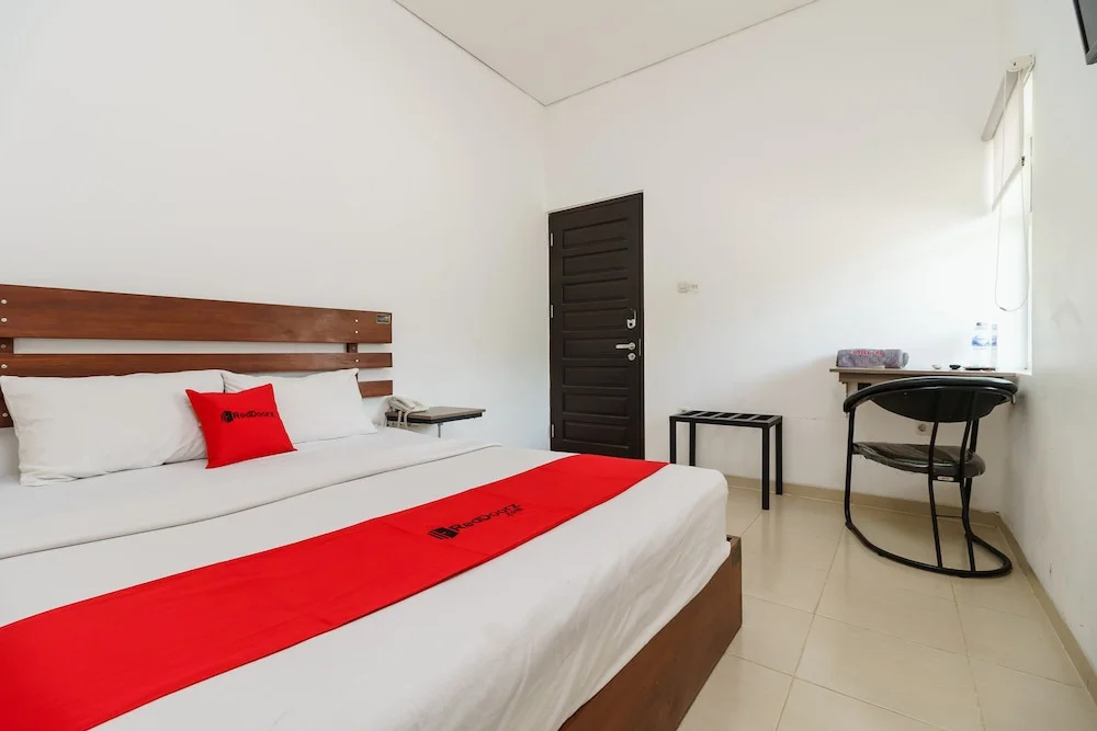 RedDoorz Syariah near Jembatan Siti Nurbaya Padang