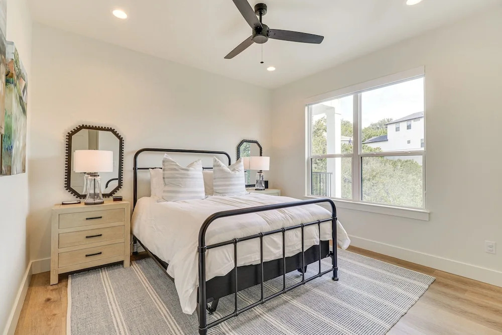 Walk to Beach: Farmhouse w Lake Travis Views