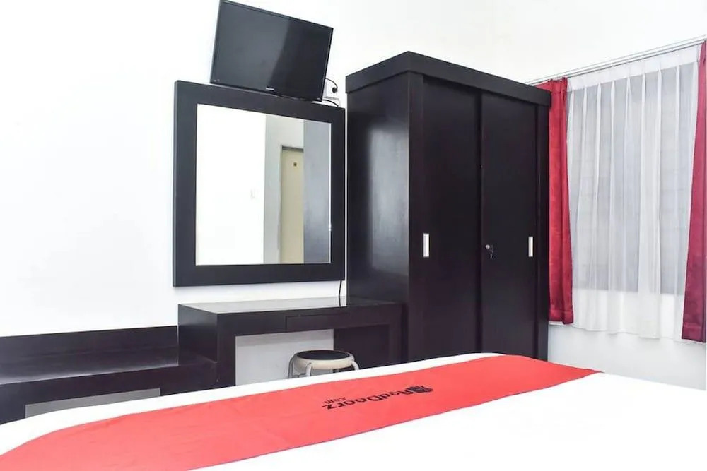 RedDoorz Syariah near Jalan Somba Opu
