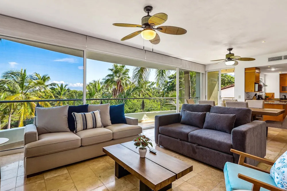 2nd-floor Condo With Private Balcony, On-site Pool & Billiards