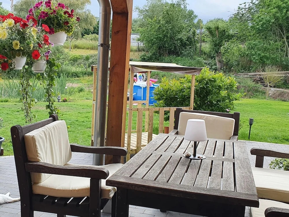 Reizendes Ferienhaus mit Swimmingpool Naehe Ostsee