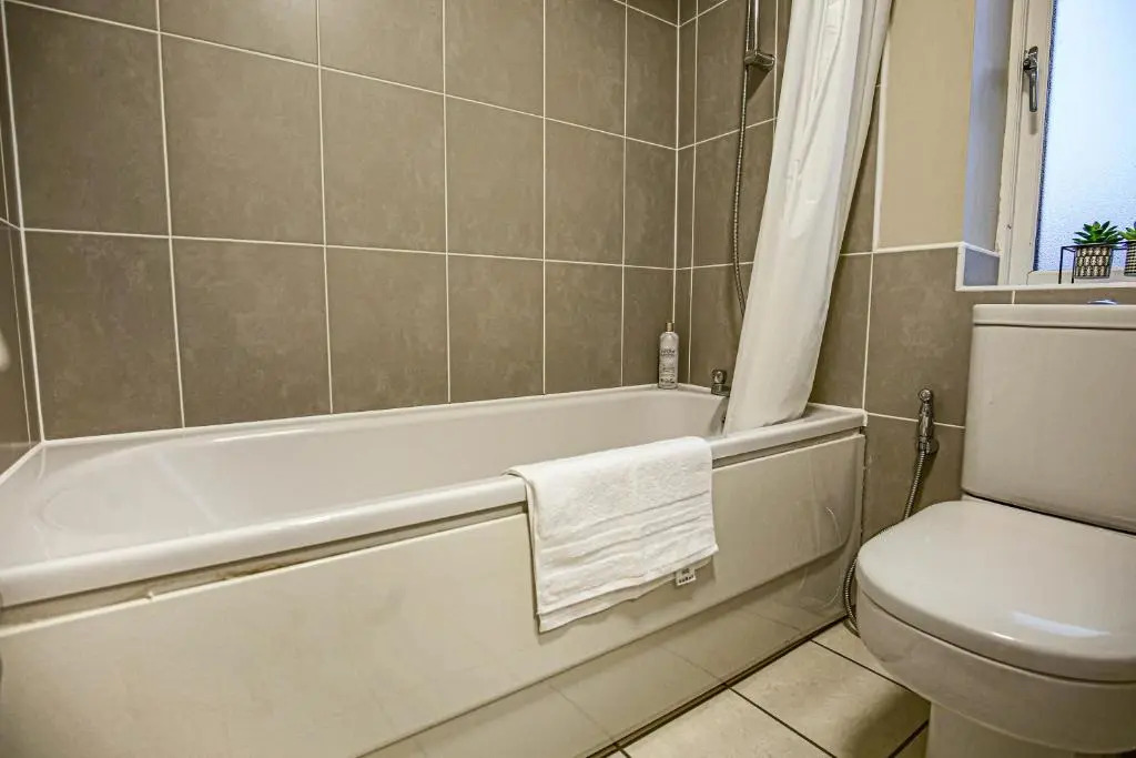 Broughton House with Free Parking, Fast Wifi, Garden, Arcade Machine and Smart TVs with Netflix by Yoko Property