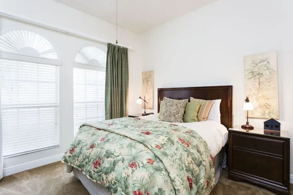 3 Bed Reunion Home w/ South Facing Pool by RedAwning