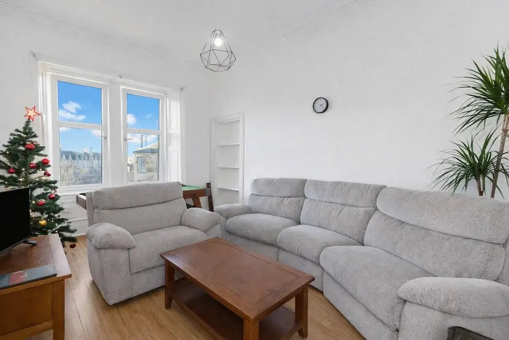 Bright 2 Bedroom Flat on Leith Walk