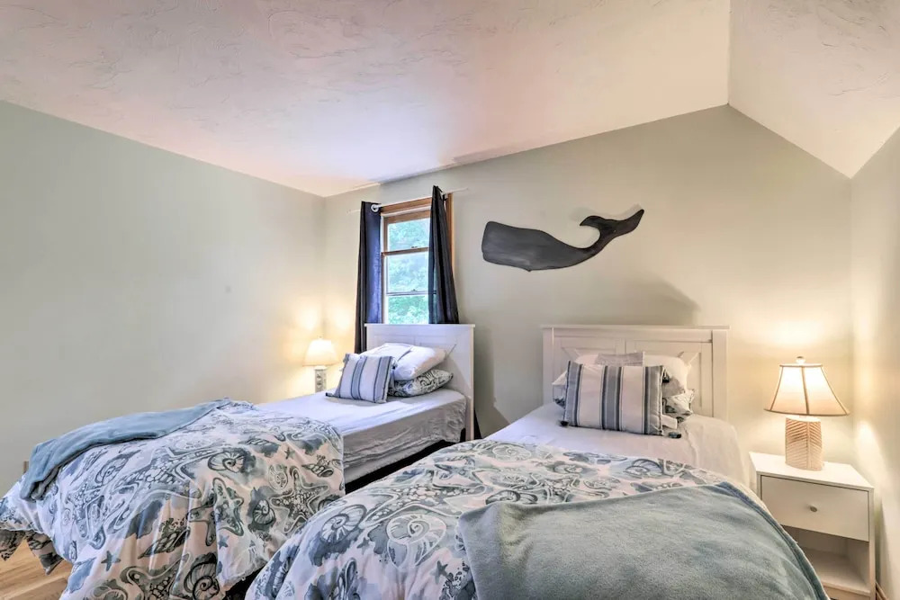 Walk to Main Street: Cozy Cottage in Hyannis