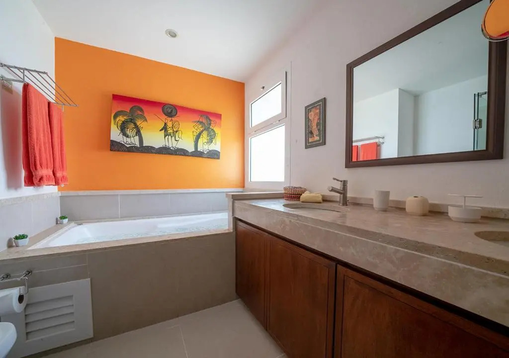 Quiet, Breezy Condo Near 5th Avenue And the Beach - Xaman 201