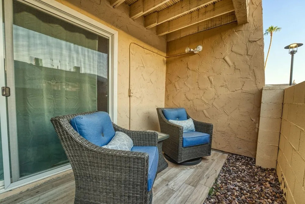 2BR Sleeps 6 Pool BBQ Gym Hot Tub & Bar Hopping!