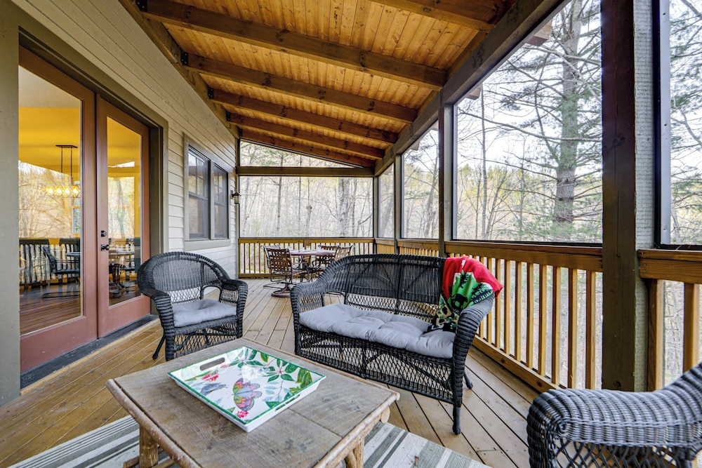 4 Mi to Bear Creek Lake! Serene Escape w/ Deck
