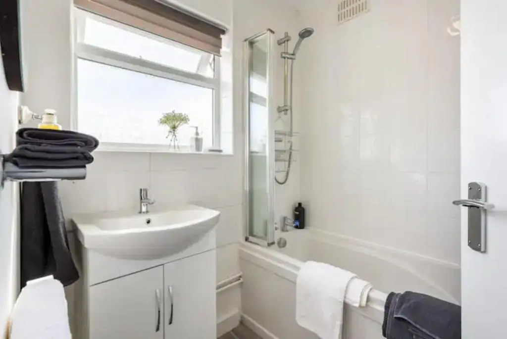 Luxury 3-Bed Apartment Near To London With Parking