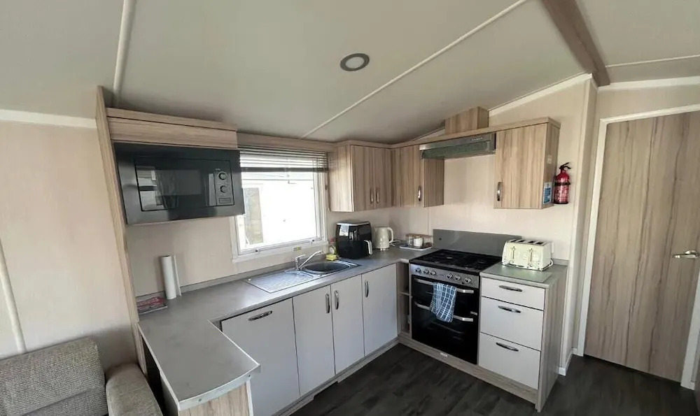 Modern 3-bedroom Caravan Near Beach at T