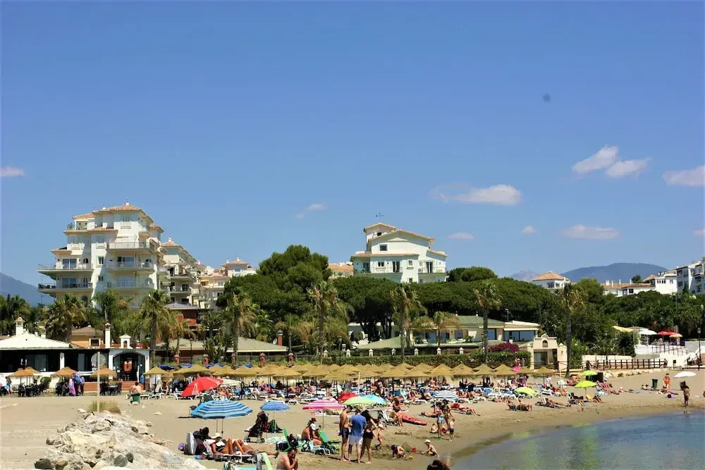 Beachfron Puerto Banus, 2 bed apt Playas Del Duque, Free Wifiparking 3 Pools