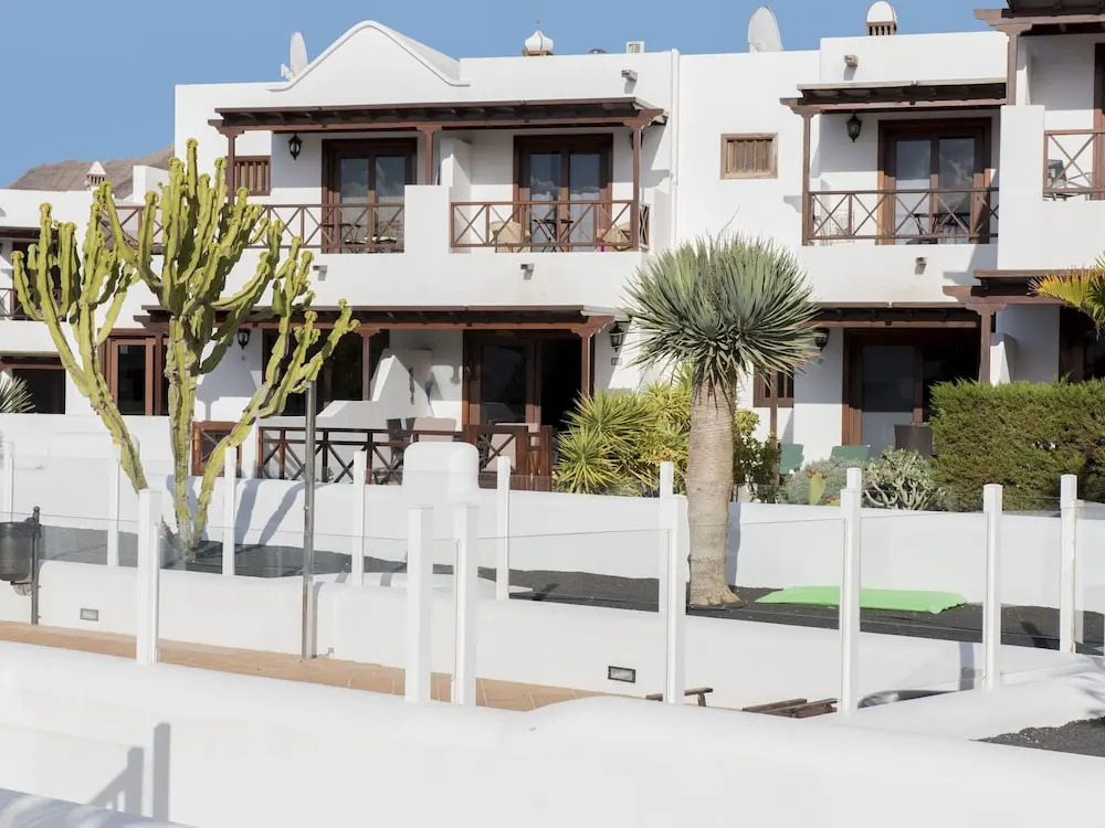 Lavish Holiday Home in Playa Blanca with Pool