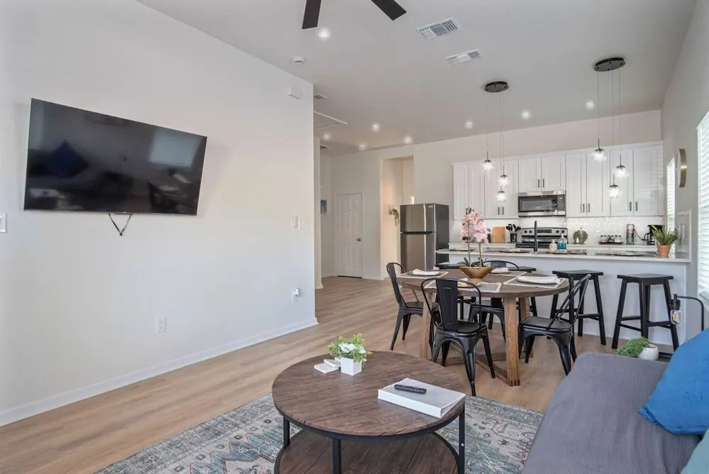 Pristine 3 BR/ 2BA Abode Close to Lovely Downtown!