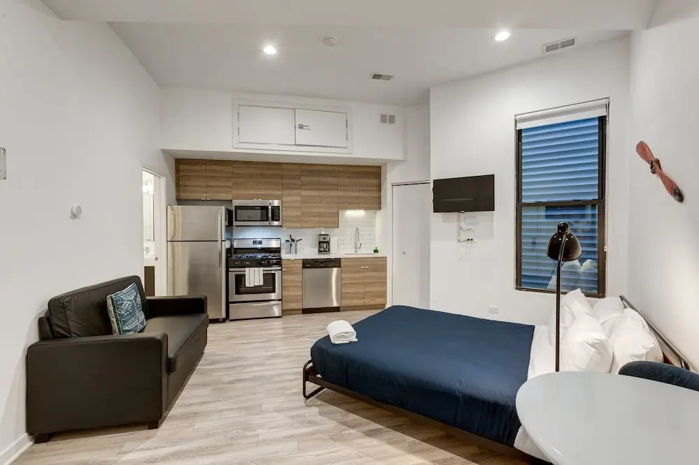 Enjoy A Romantic Chicago Getaway - This Windy City Studio Is Perfect For 2 - 747 Lofts Cabin 104 by RedAwning