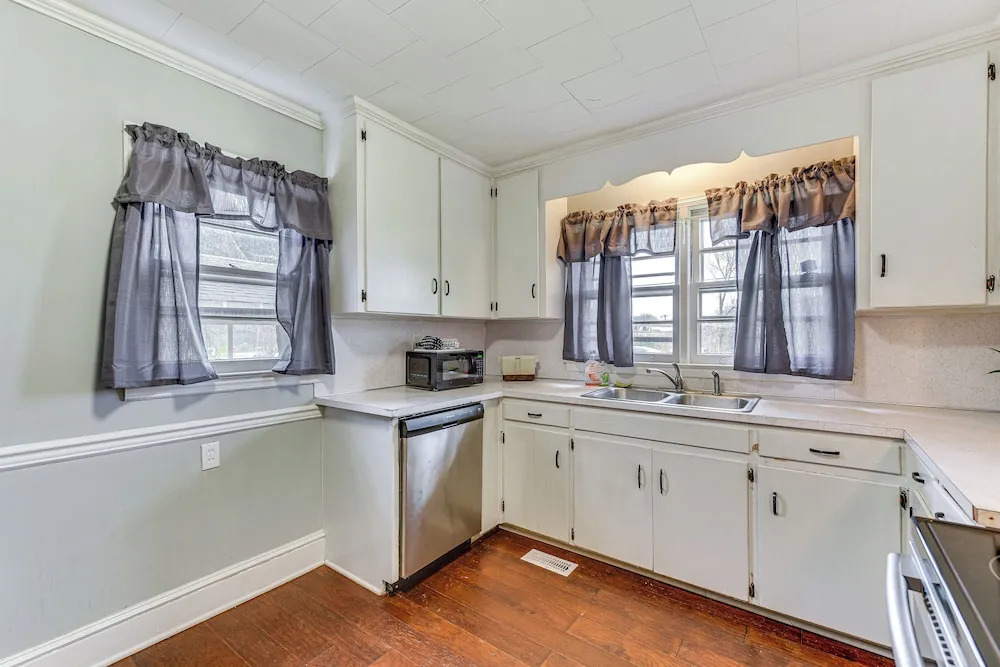 Cozy Charlotte Home w/ Fire Pit ~ 6 Mi to Uptown!