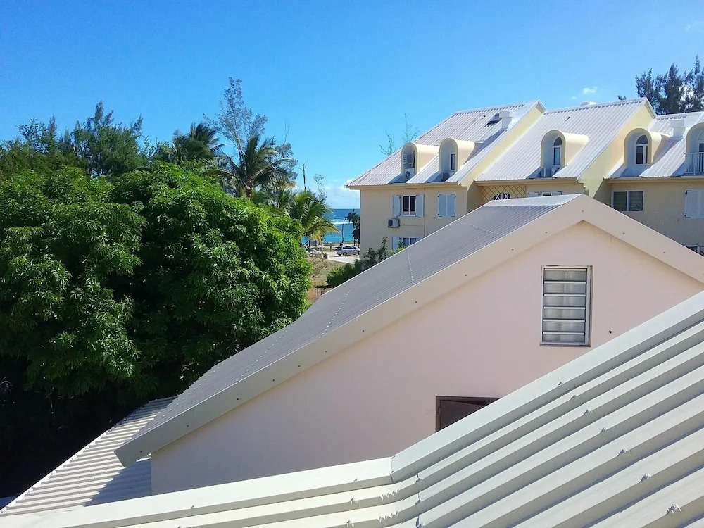 House With 2 Bedrooms in Saint-gilles les Bains, With Wonderful sea View, Shared Pool, Enclosed Garden - 100 m From the Beach