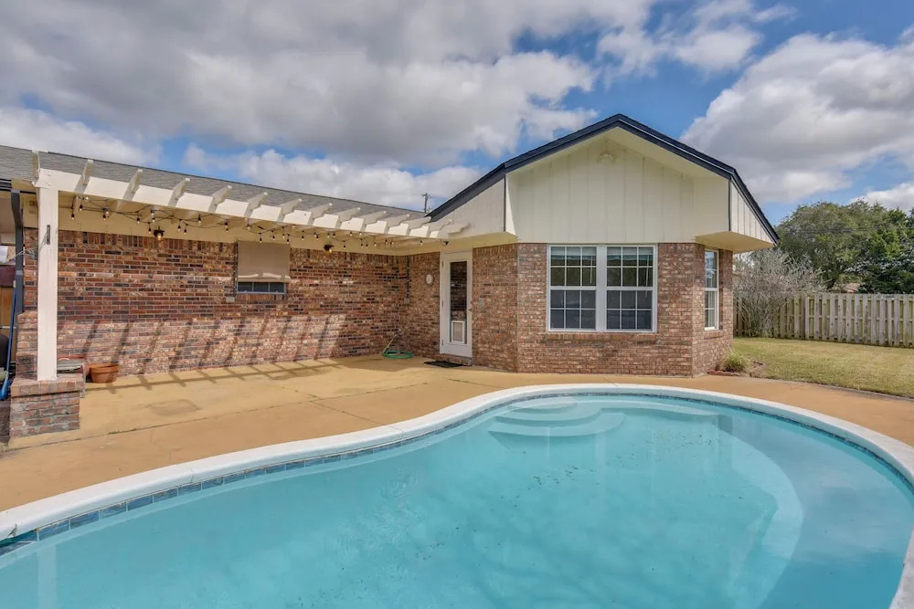 4 Mi to Garniers Beach Park: Home w/ Private Pool!