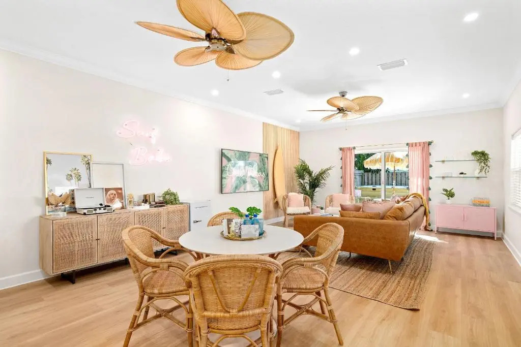 Luxury Villa, 2 Blocks from the Beach, Hot Tub