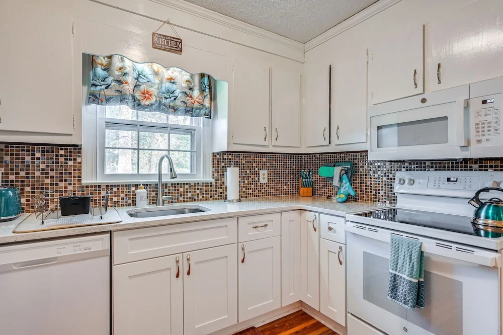 Greenville Home: 2 Mi to Downtown! 1 Mi to Ecu!
