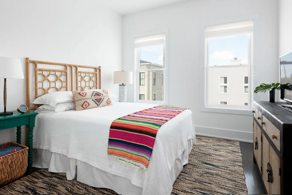 Historic District Charmer - 3 Br Townhouse