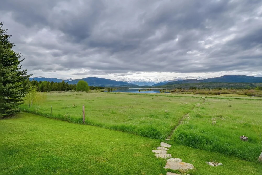 Walk to Ski Shuttle: Cozy Mountain Meadows Condo