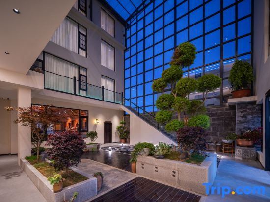 HOMESTY WABISABI Oxygen-rich Scenic Stay (Dukezong Ancient Town Giant Buddha Temple Branch)