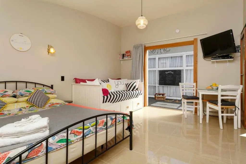 Studio Cottage - Walk to the Lake & Town