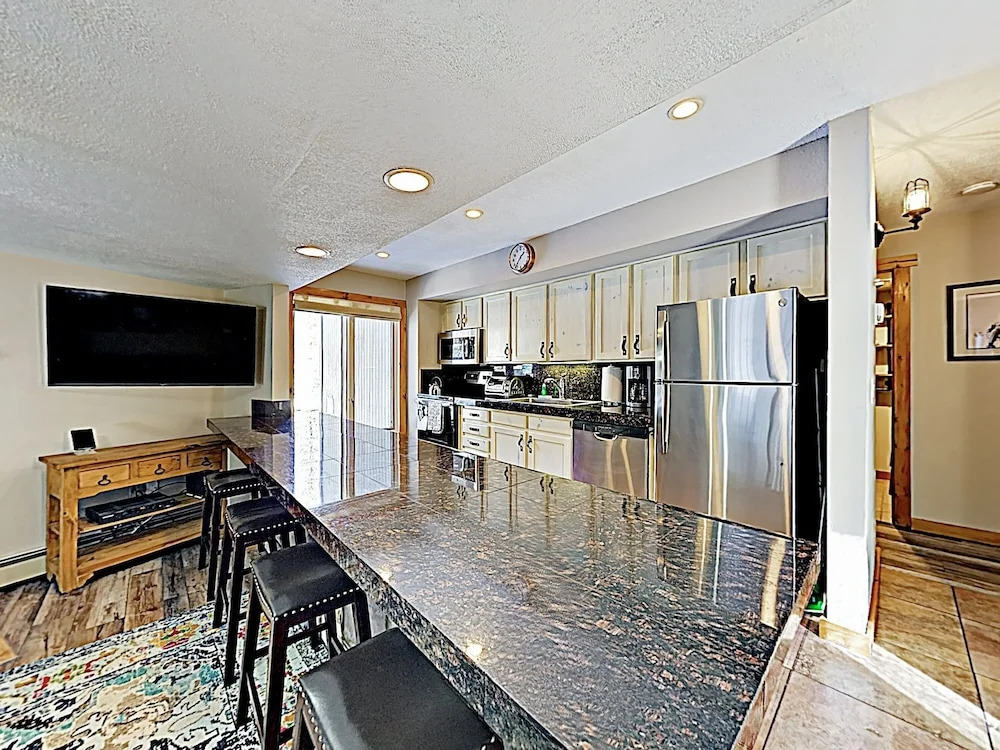 New Listing! Stylish Updated Ski W/ Hot Tubs 2 Bedroom Condo