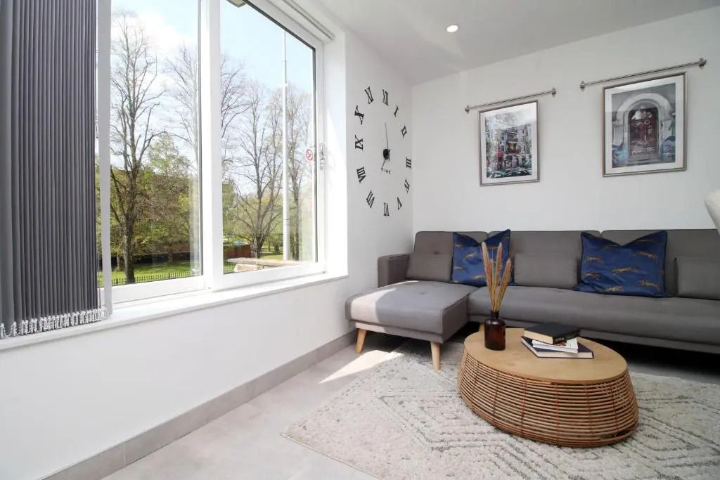 New Light & Airy 3 Bed Getaway - Wifi - Netflix - Comfort