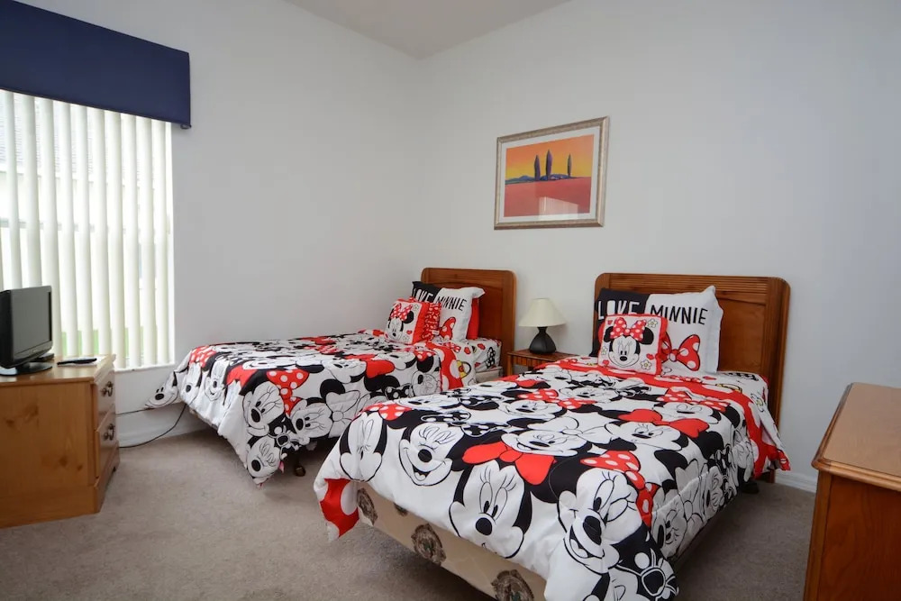 4648 5- Bdrm'Slake Views Facing Poolwater View