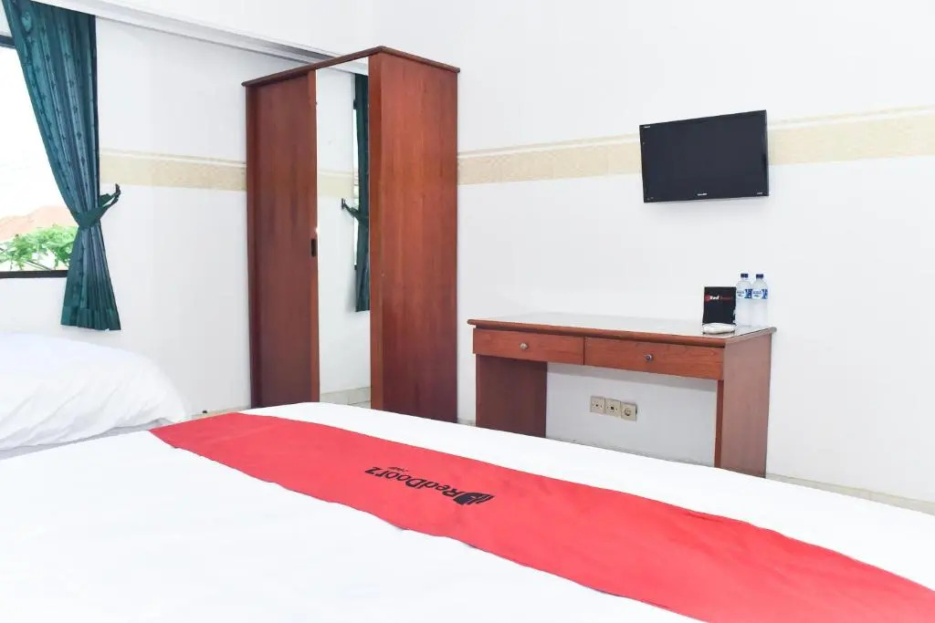 RedDoorz near Lenmarc Mall Surabaya