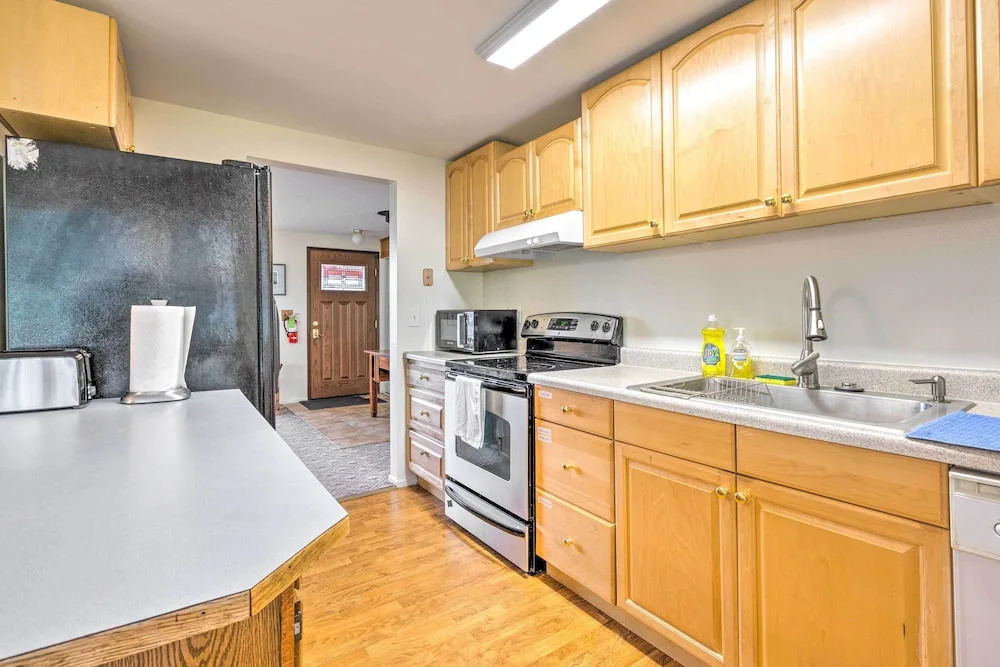 Walkable Sitka Getaway w/ Community Perks!