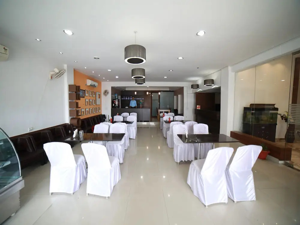 OYO 15561 Corporate Villa