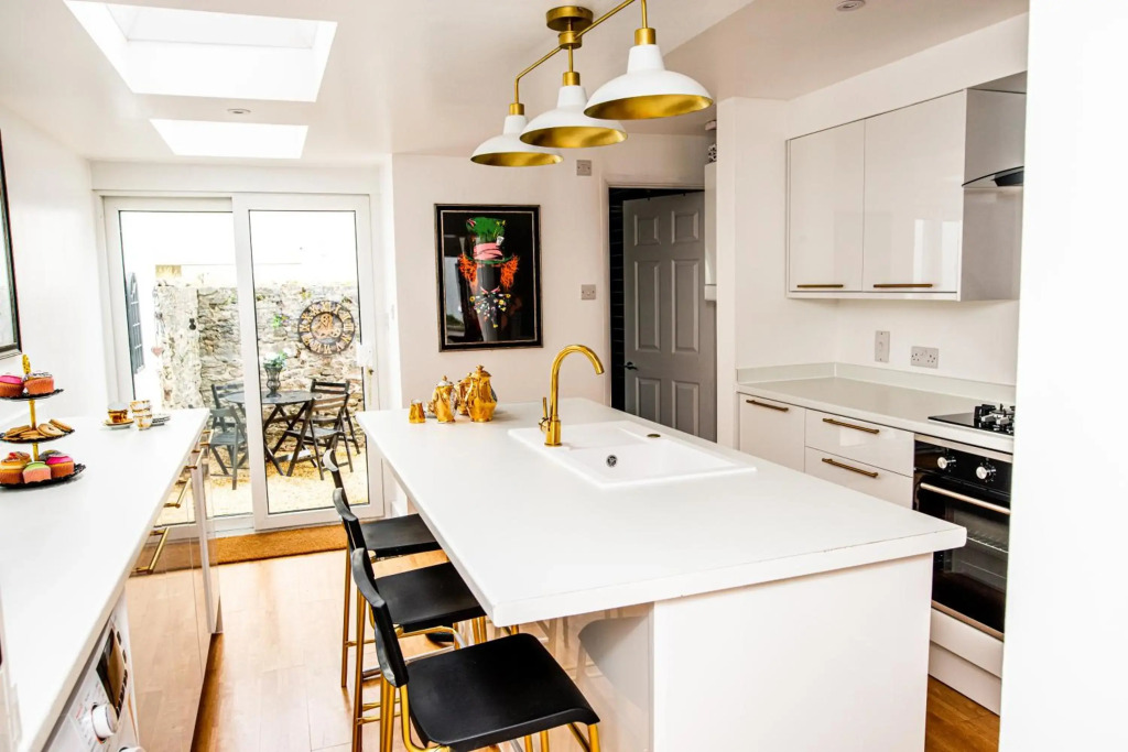 *NEW* quirky cottage by the sea