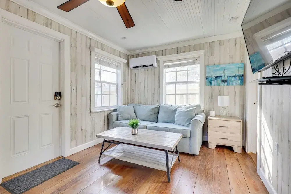 Shared Pool & Backyard: Small & Cozy Guest House