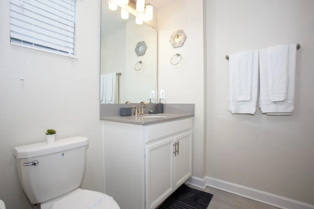 Stunning 5 Bd Home w Pool Close to Disney 4822